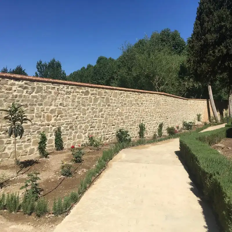 Reconstrucción del muro de los Baños Árabes